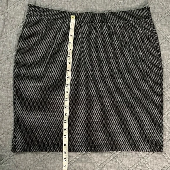 NWT LOFT Women’s A Line Black Gray Pattern Stretch Skirt, Size Large - Picture 4 of 5